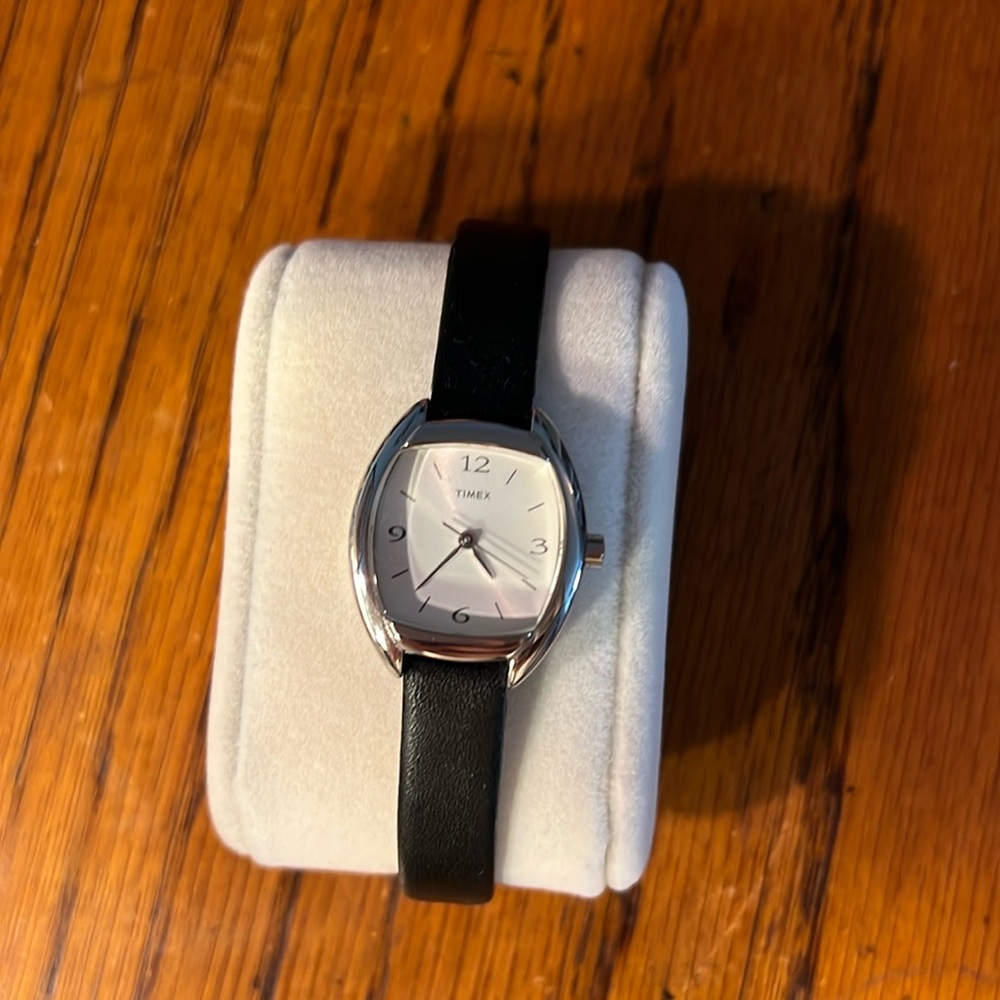 Timex Women’s watch. Stainless steel/leather. EUC. Needs battery.